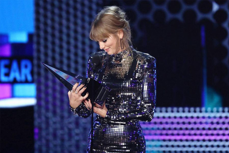 Taylor recibiendo un AMAS