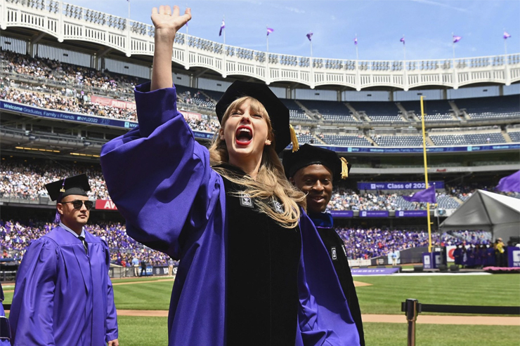 Taylor recibiendo su doctorado